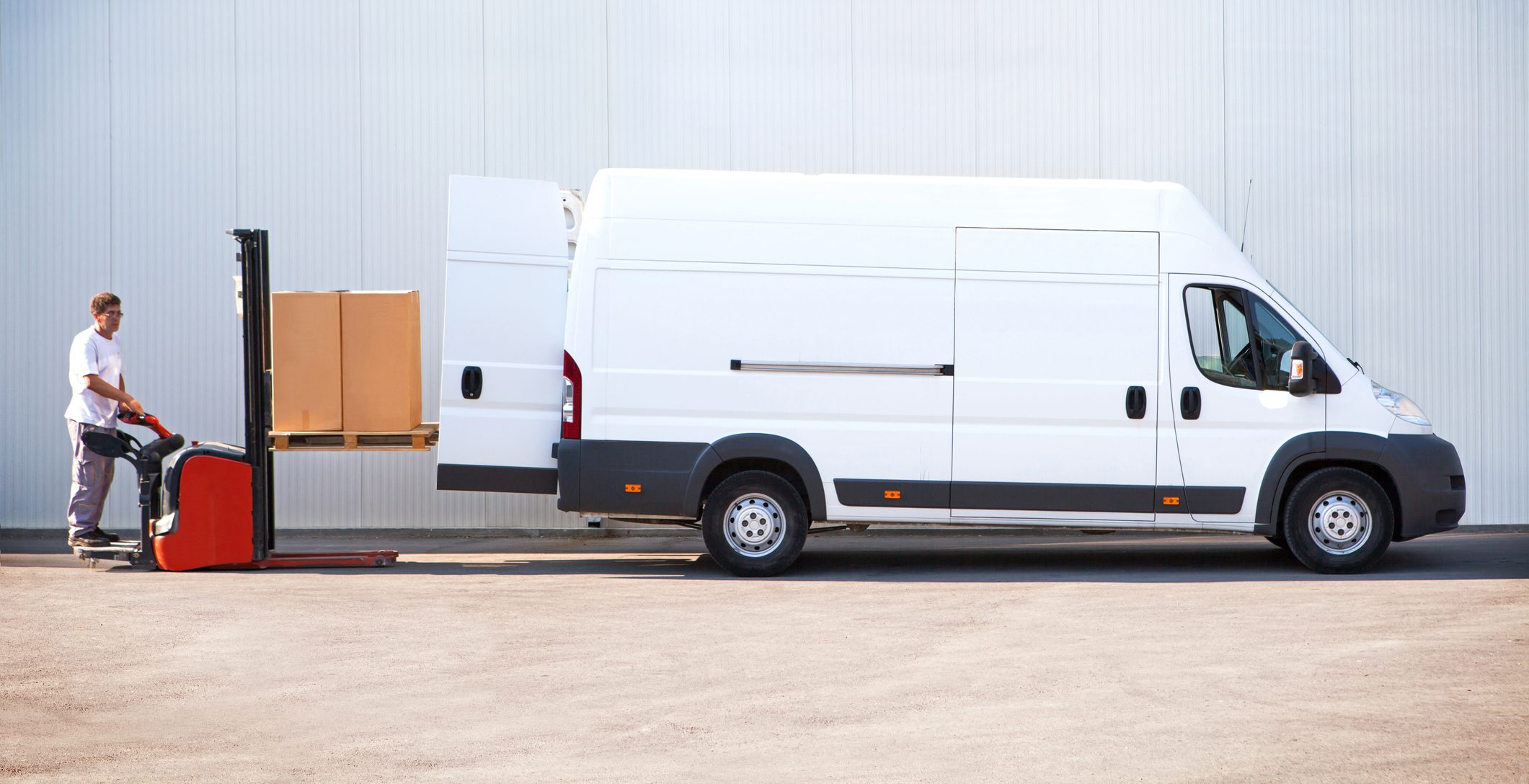 chargement fourgon blanc avec transpalette électrique