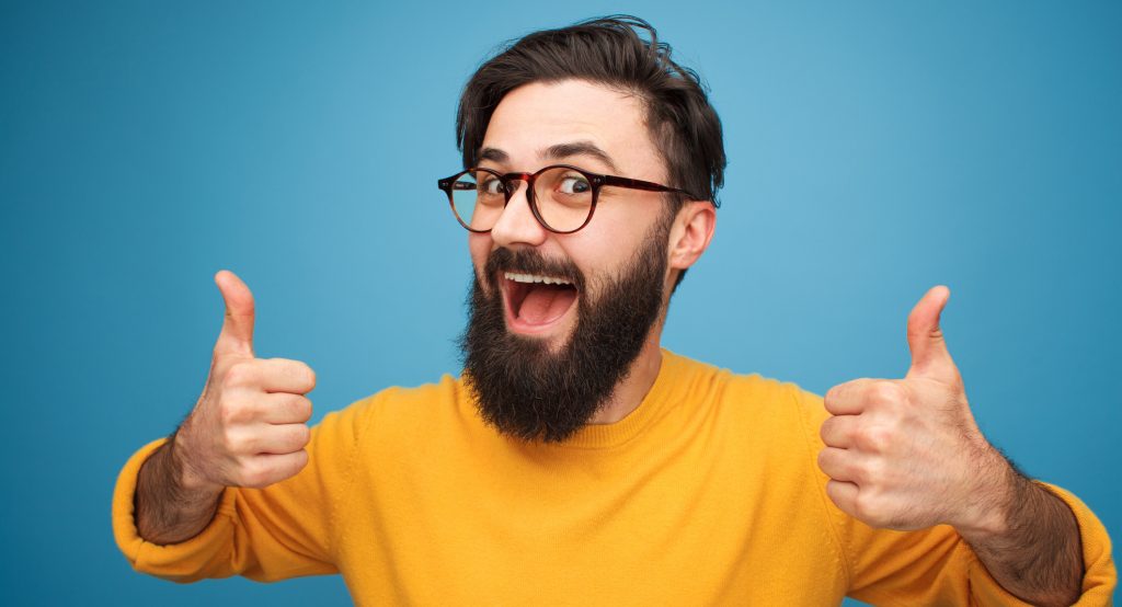 homme joyeux qui lève les pouces