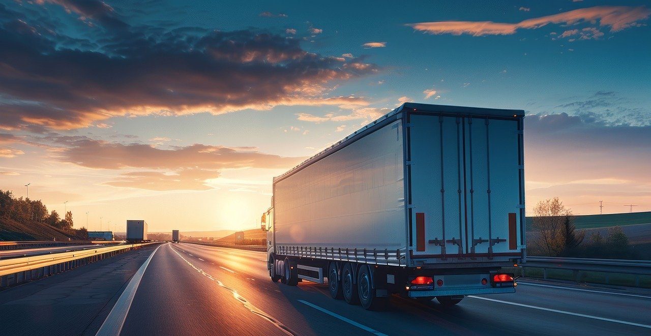 camion sur autoroute au coucher de soleil